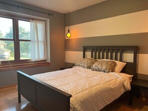 3 bedrooms, iron/ironing board, WiFi, bed sheets - The Perch, townhome with AC, in tranquil Coralville (Coralville)