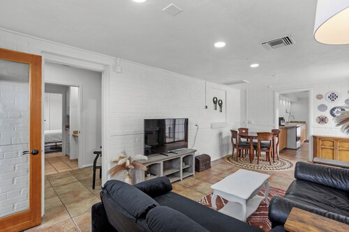 Boho Bungalow, Center City Base