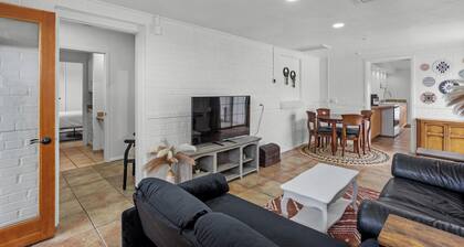 Boho Bungalow, Center City Base