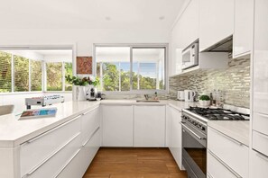 Een koelkast, een microgolfoven, een oven, een kookplaat