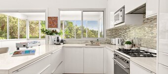 Luxury 2-Bed with Ocean Views and Garden