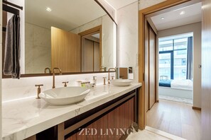 Căn hộ Superior, quang cảnh thành phố | Phòng tắm | Vòi sen/bồn tắm kết hợp, đồ dùng nhà tắm miễn phí, máy sấy tóc 