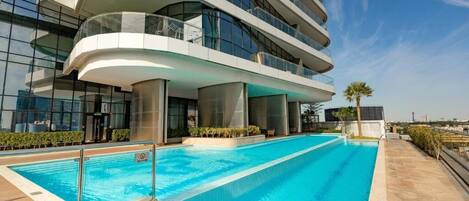 2 piscines extérieures