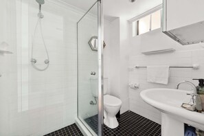 Dusche, Haartrockner, Handtücher