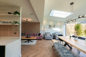 Televisión LED de 65 pulgadas con canales vía satélite y Netflix 
