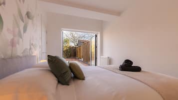 8 bedrooms, iron/ironing board, free WiFi, bed sheets