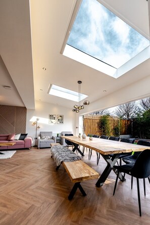 Dining room - Luxury 8 Bed Home Manchester (Manchester)