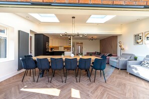 Dining room - Luxury 8 Bed Home Manchester (Manchester)