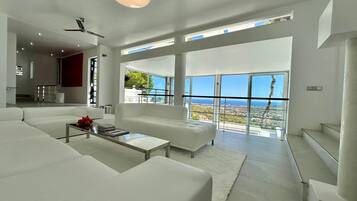 TV connectée, cheminée, chaîne hi-fi