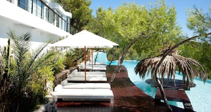 Roca Ibiza Un refugio VIP donde el lujo se encuentra con la exclusividad.
