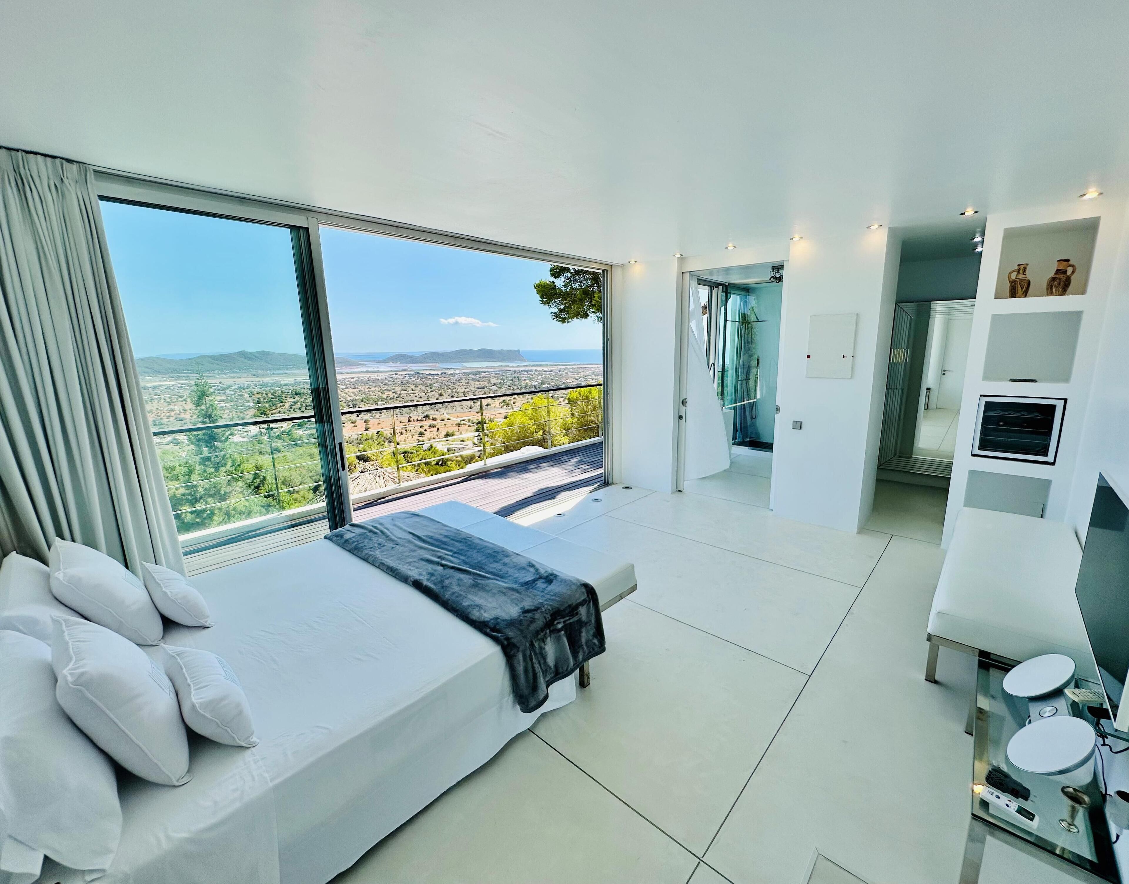 8 dormitorios, tabla de planchar con plancha, cuna de viaje