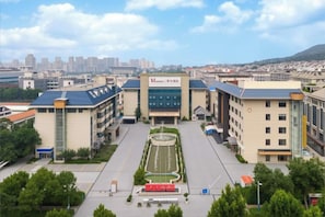 Un gran edificio institucional con un patio central, rodeado de otros edificios.