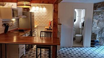 Réfrigérateur, lave-vaisselle, cafetiÚre/bouilloire, grille-pain