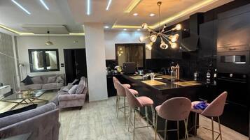 Een koelkast, een magnetron, een oven, een kookplaat