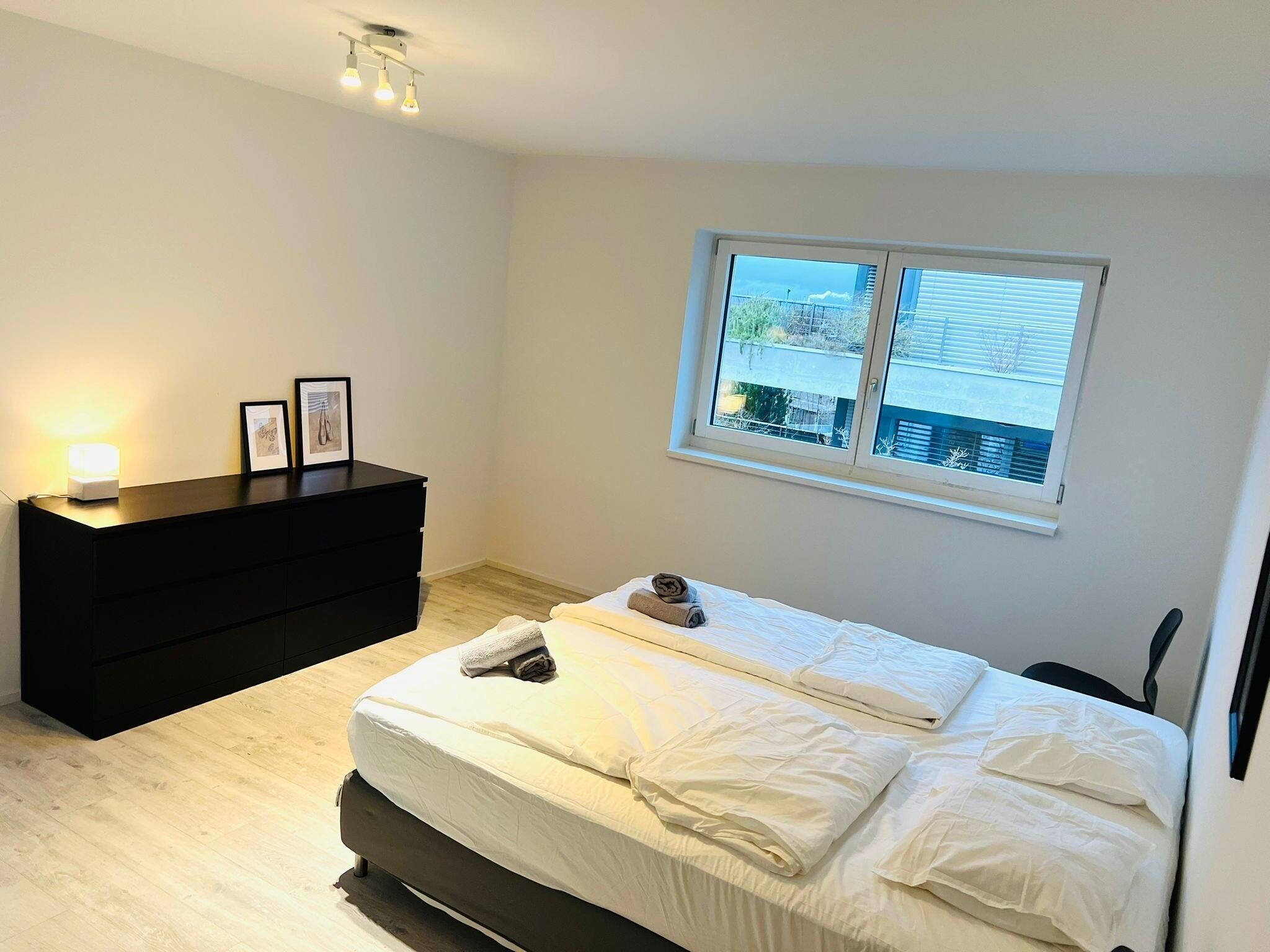 5 bedrooms, iron/ironing board, internet, bed sheets