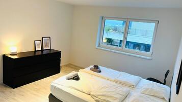 5 bedrooms, iron/ironing board, internet, bed sheets