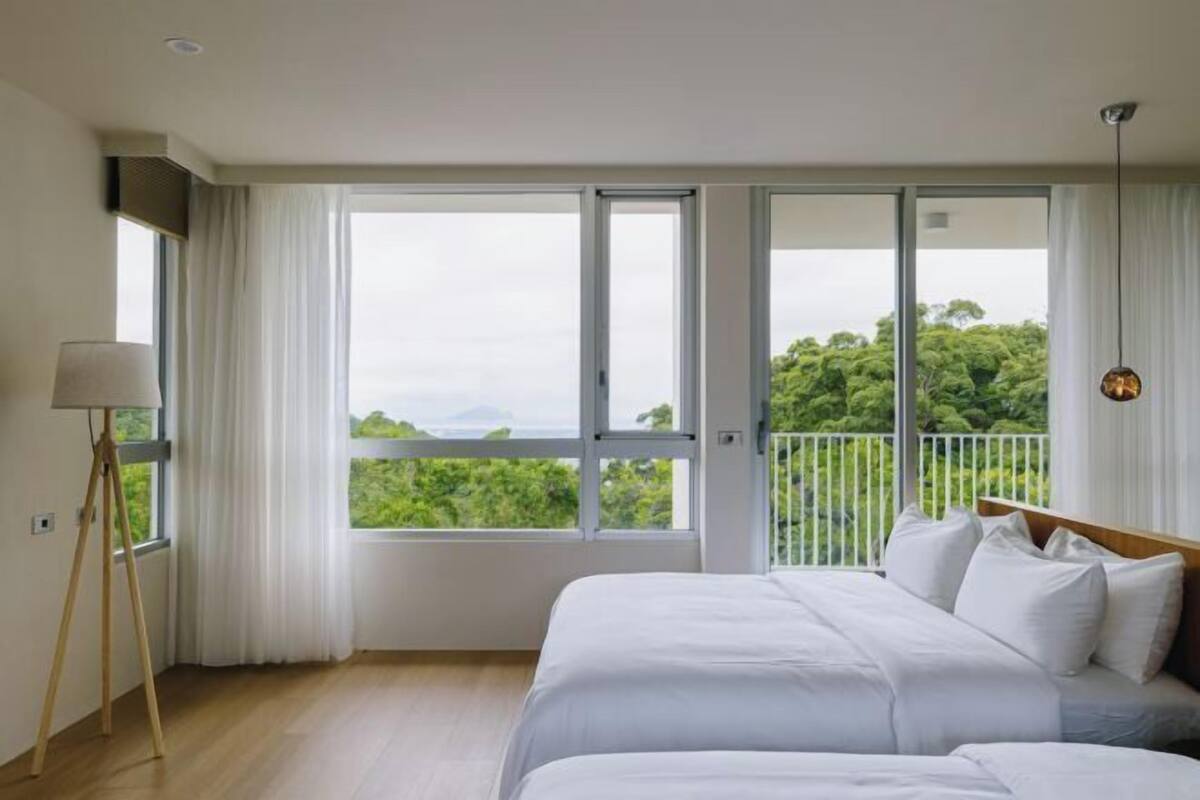 Ropa de cama de alta calidad, escritorio, cortinas opacas
