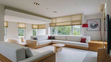 123-cm flat-screen TV with digital channels, Netflix, streaming services