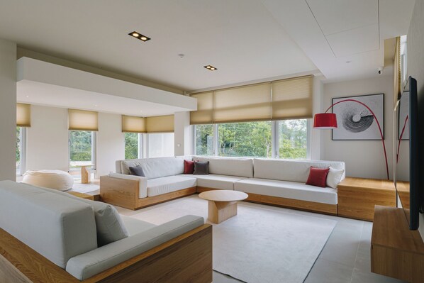 123-cm flat-screen TV with digital channels, Netflix, streaming services - The O Villa Jiaoxi (Jiaoxi)