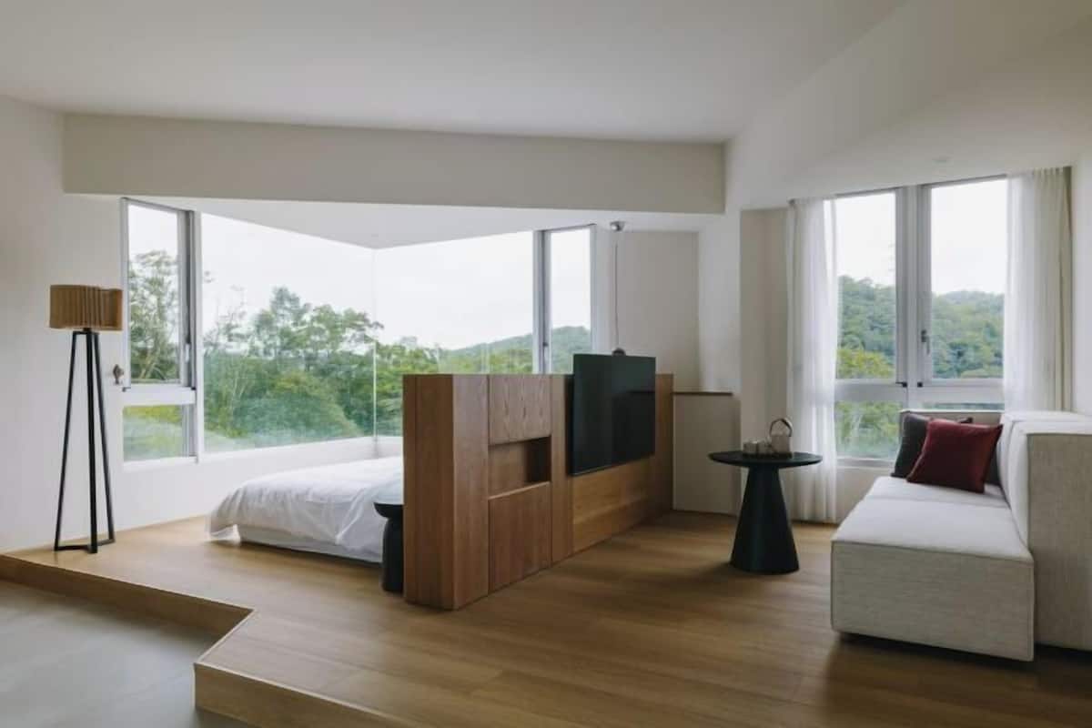 Premium bedding, desk, blackout curtains, free WiFi