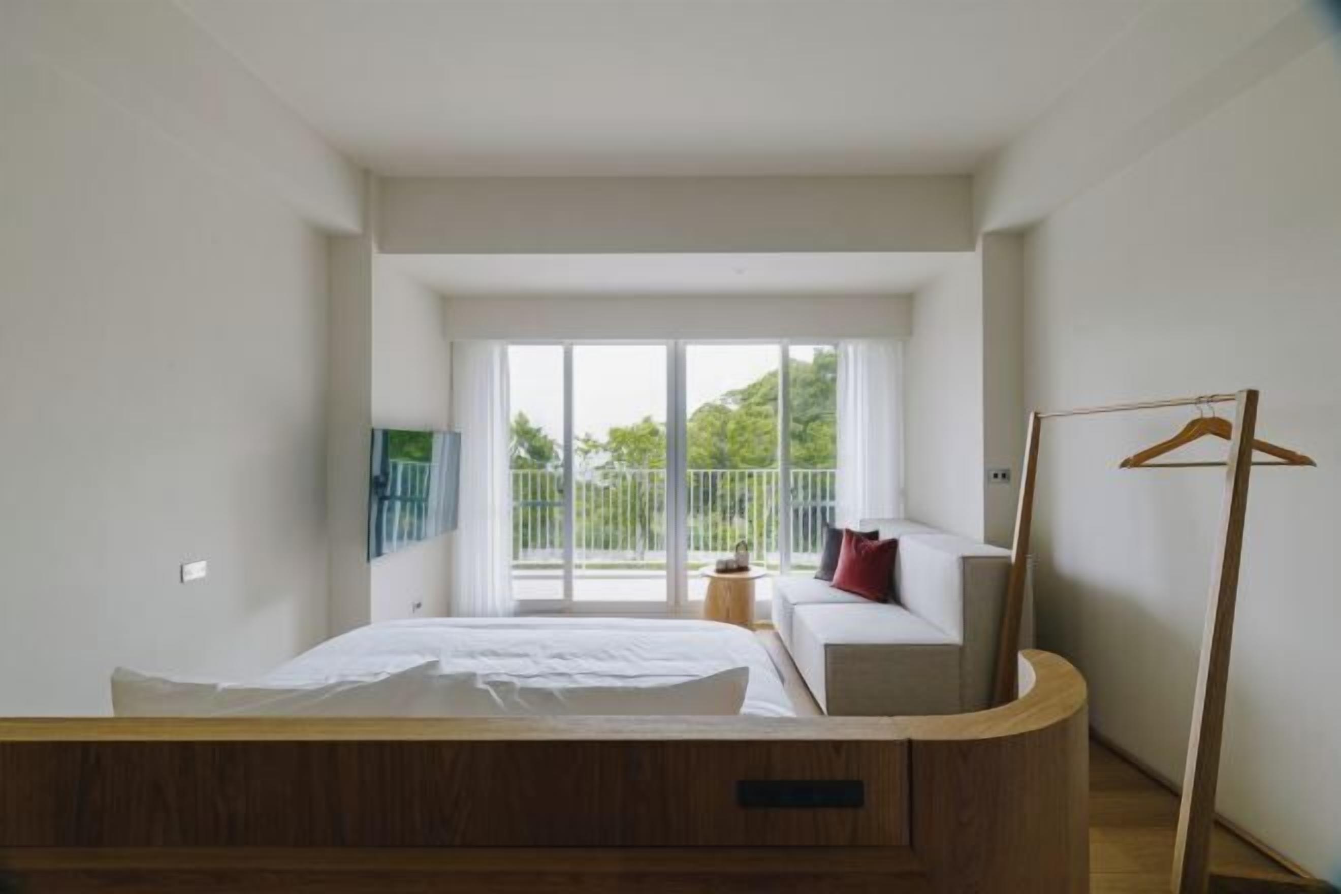 Premium bedding, desk, blackout drapes, soundproofing