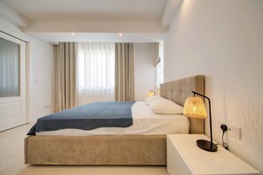 3 slaapkamers, een strijkplank/strijkijzer, internet, beddengoed