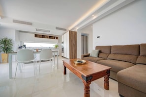 TV, offices - Luxury Penthouse with private pool and sea views, sleeps 6 (Is-Swieqi)