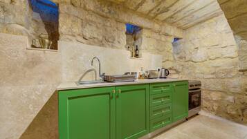 Fridge, oven, stovetop, coffee/tea maker