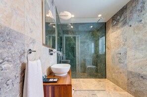 Douche, sèche-cheveux