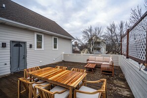 Outdoor dining - 1 Mile to Downtown -Brewers Hill-Rooftop Deck-Gym (Milwaukee)
