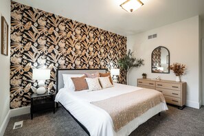 5 bedrooms, desk, iron/ironing board, WiFi - 1 Mile to Downtown -Brewers Hill-Rooftop Deck-Gym (Milwaukee)