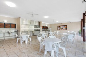 Outdoor banquet area - COOKTOWN HOLIDAY PARK (Cooktown)