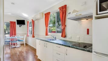 Full-sized fridge, microwave, oven, stovetop