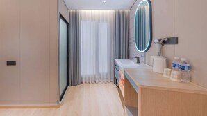 Een moderne badkamer met een wastafel, spiegel en toiletartikelen.