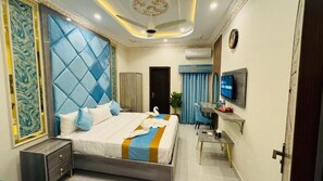 Quarto casal ou duplo luxo, vista para a cidade | Escrivaninha, Wi-Fi de cortesia