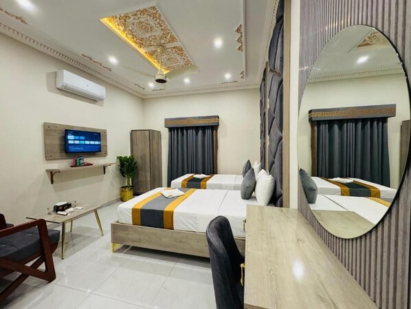 Quarto casal ou duplo luxo, vista para a cidade | Escrivaninha, Wi-Fi de cortesia