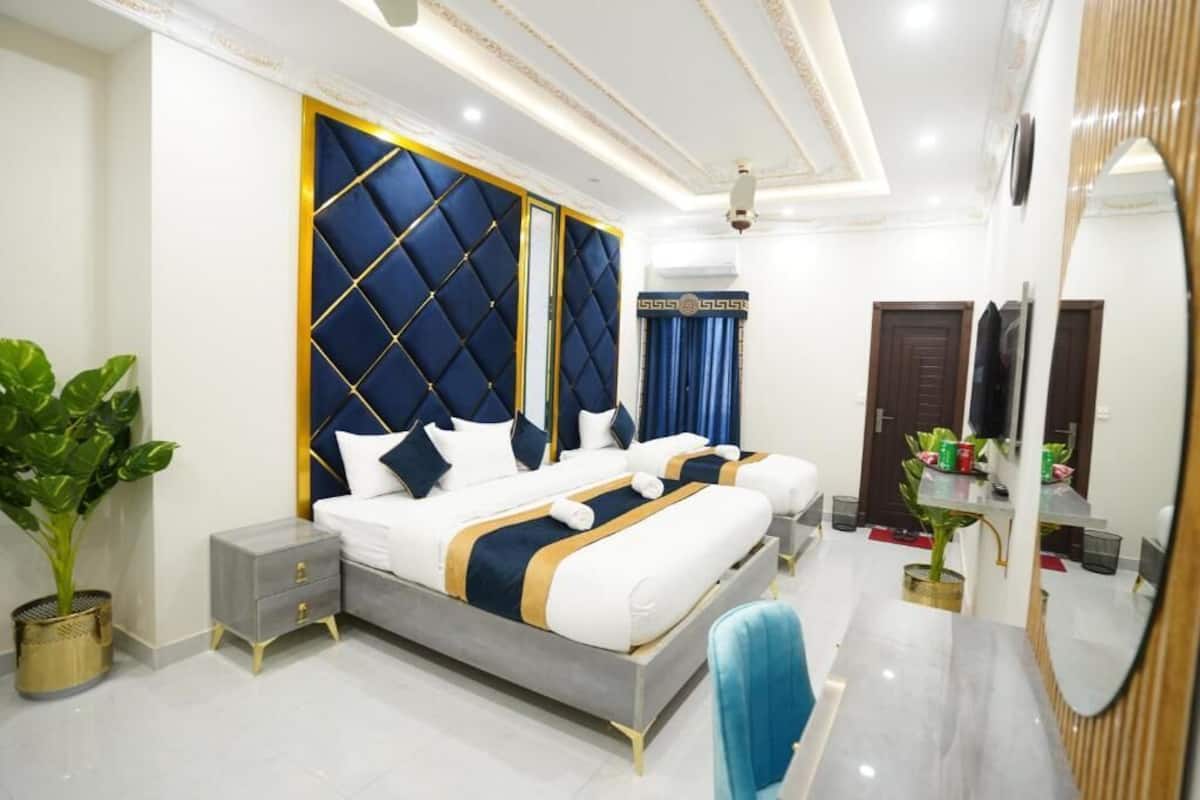 Deluxe Triple Room, City View | Desk, free WiFi