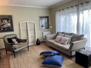 บ้านพัก, 3 ห้องนอน, พร้อมสิ่งอำนวยความสะดวกสำหรับผู้พิการ, ระเบียง | บริเวณนั่งเล่น | หนังสือ