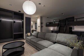 Family Quadruple Room, City View | Living area