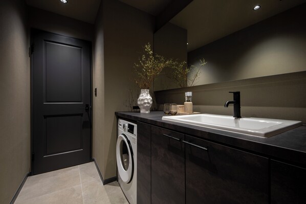 家庭四人房, 城市景觀 | 浴室 | 淋浴設備、免費盥洗用品、拖鞋、洗髮精