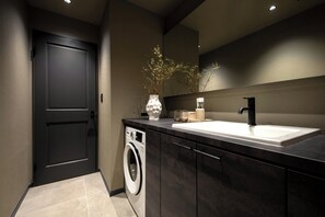 Kamar Quadruple Keluarga | Kamar mandi | Shower, perlengkapan mandi gratis, sandal, dan sampo