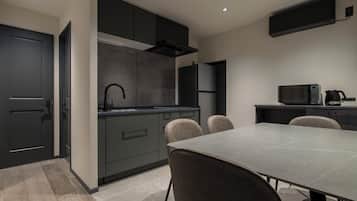 Family Quadruple Room, City View | Dining room