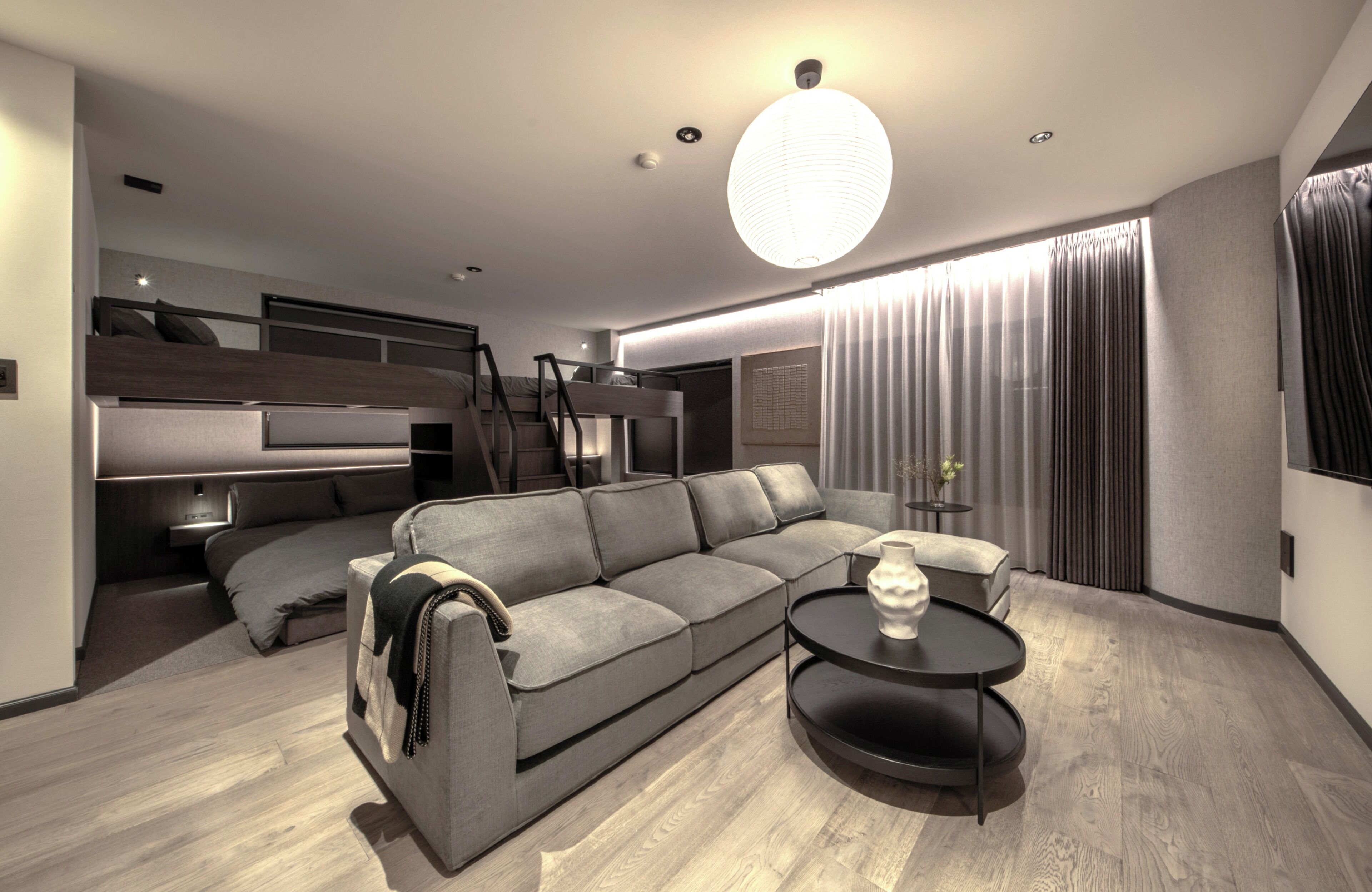 Habitación cuádruple familiar | Zona de estar | Smart TV de 62 pulgadas con canales digitales