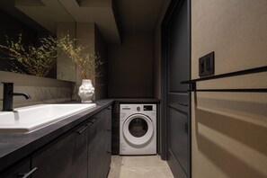 Familien-Vierbettzimmer, Stadtblick | Badezimmer