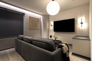 Firemannsrom – familie | Oppholdsområde | En 62-tommers smart-TV med digitale kanaler