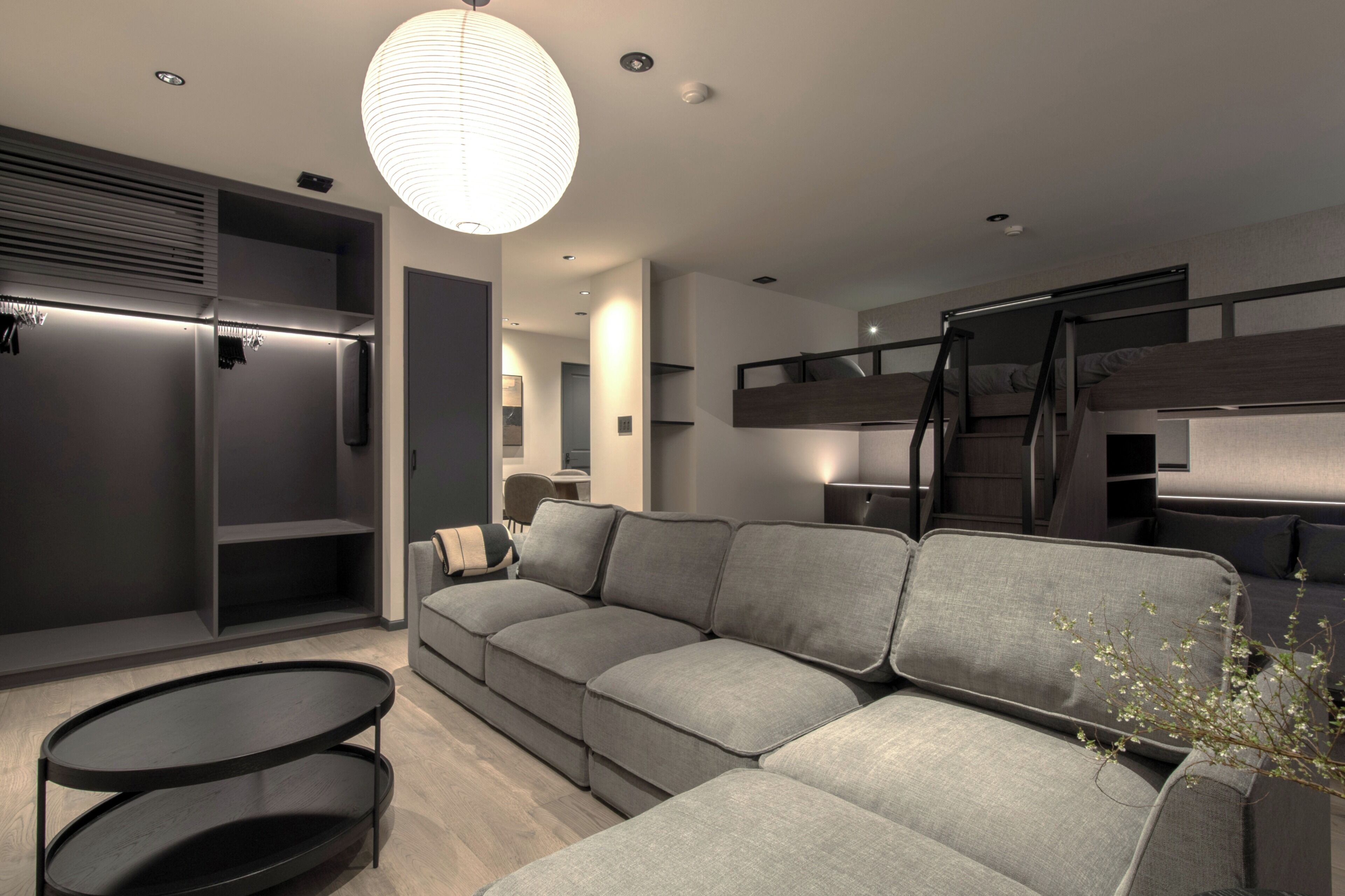 Familie vierpersoonskamer | Woonruimte | Een 62-inch smart-tv met digitale zenders