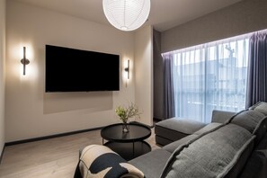 Chambre quadruple familiale | Aire de séjour | Téléviseur connecté de 62 po avec télévision numérique