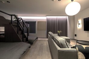 Quadrupla familiare | Area soggiorno | Smart TV 62 pollici con canali digitali