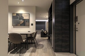 Chambre quadruple familiale | Repas dans la chambre