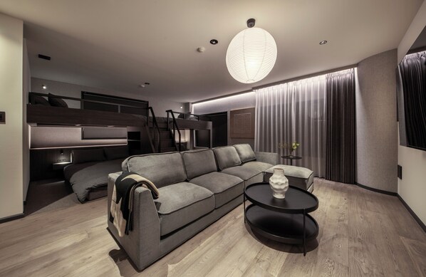 Family Quadruple Room, City View | Living area